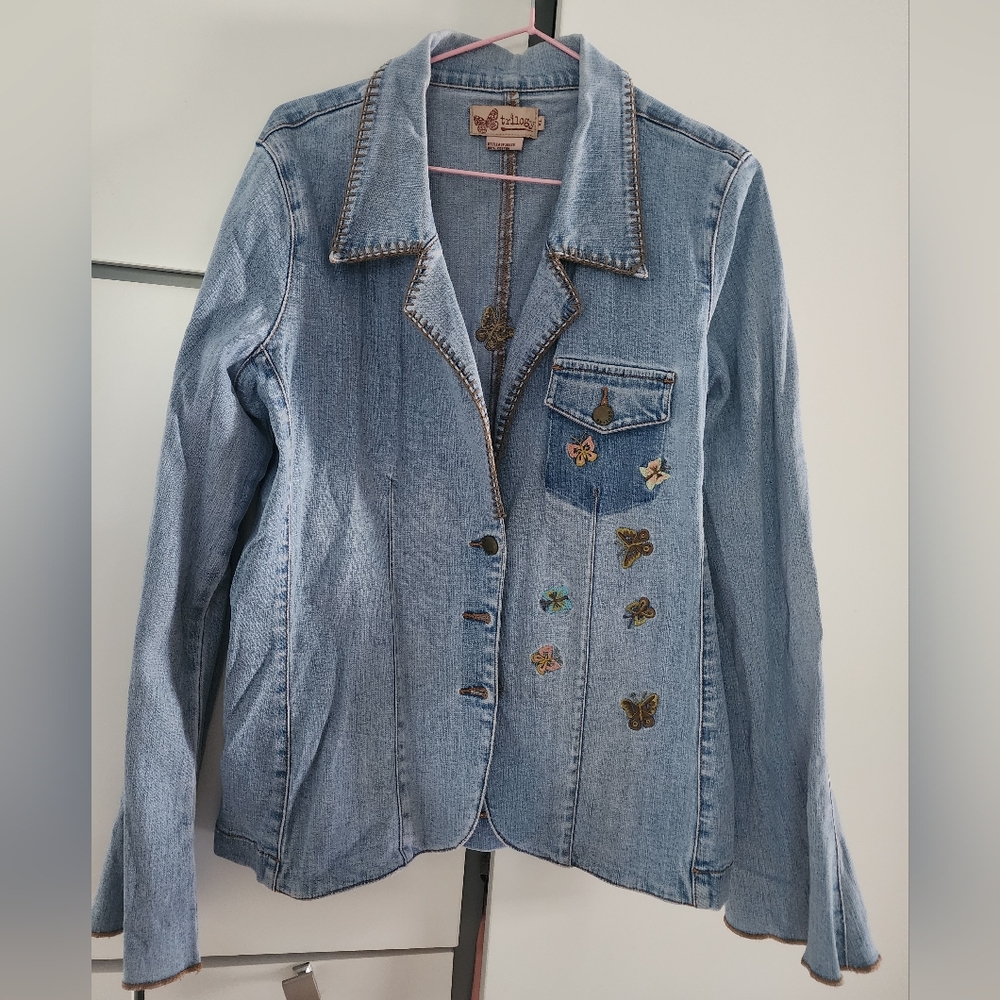 TRILOGY Stylish light blue denim jacket featuring charming embroidered butterfly
